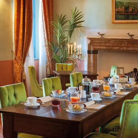 Palazzo Del Vice Re Lezzeno