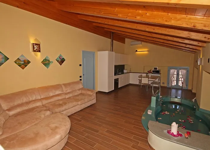 Palazzo Del Vicere מלון דירות